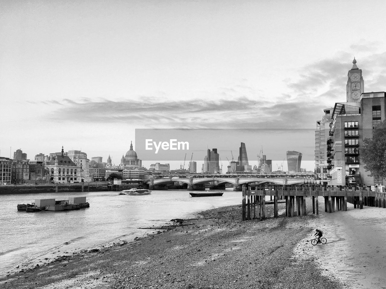 VIEW OF CITY AT WATERFRONT