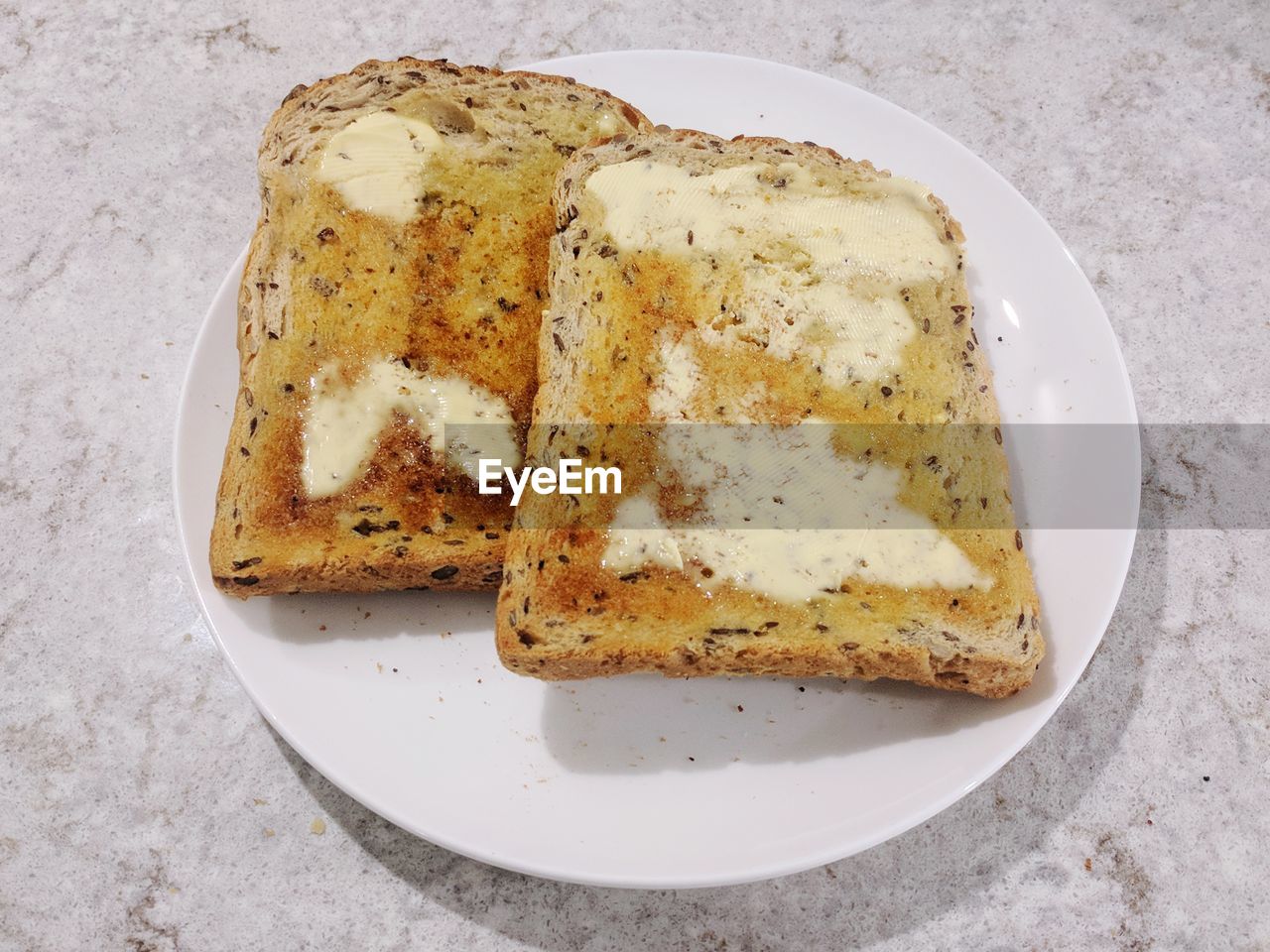 HIGH ANGLE VIEW OF BREAD AND EGG ON PLATE