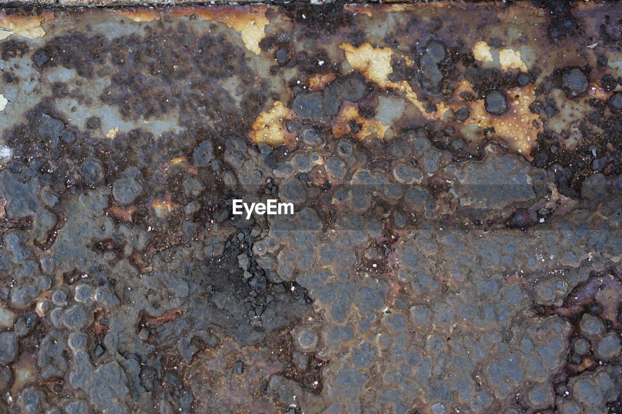 FULL FRAME SHOT OF RUSTY METALLIC SURFACE