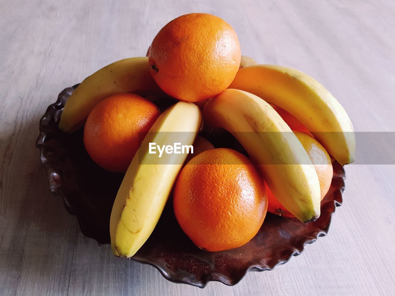 HIGH ANGLE VIEW OF ORANGE FRUIT ON TABLE
