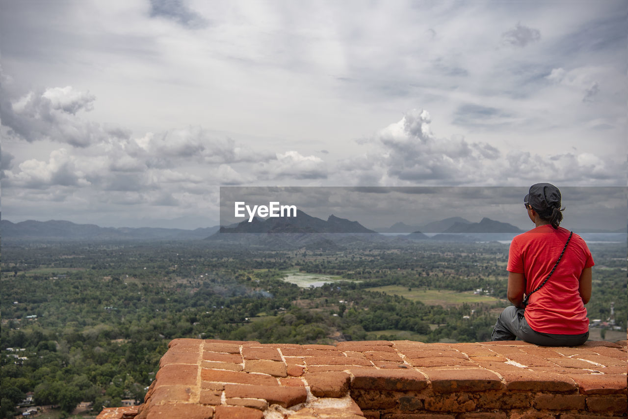 Woman enyoing the view from the top of the sigiriya rock fortress