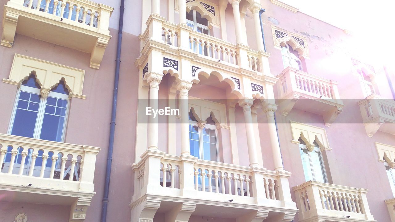 LOW ANGLE VIEW OF BUILDINGS IN CITY