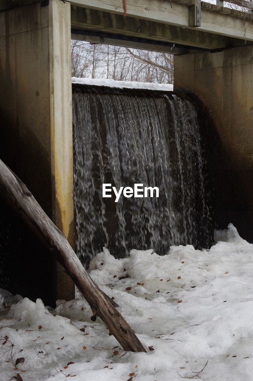 SCENIC VIEW OF WATER IN ROOM