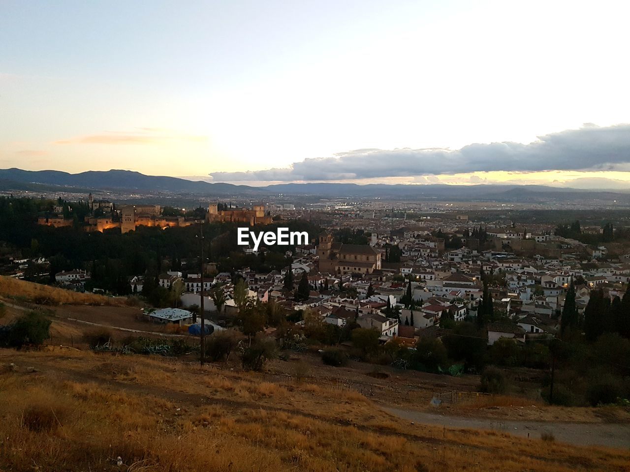 AERIAL VIEW OF CITYSCAPE AGAINST SKY