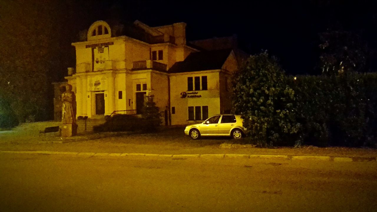 VIEW OF BUILDING WITH YELLOW LIGHTS