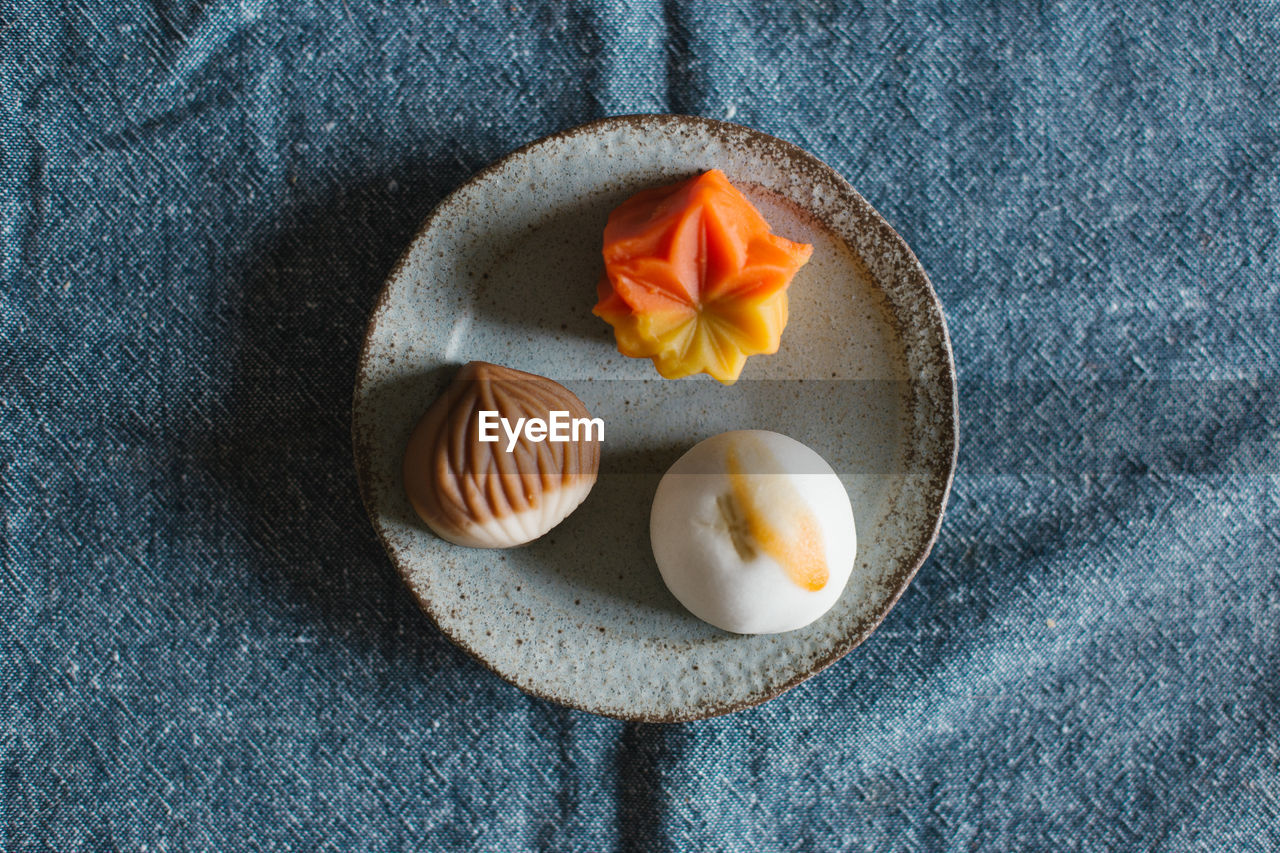 HIGH ANGLE VIEW OF ORANGE FRUIT IN PLATE