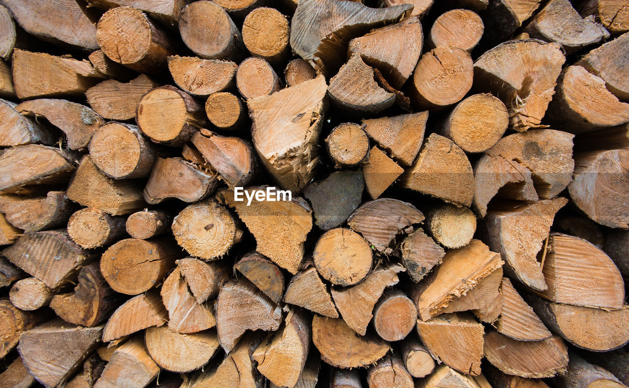 FULL FRAME SHOT OF FIREWOOD