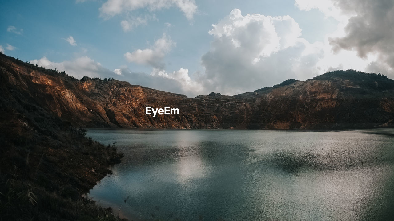 PANORAMIC VIEW OF LAKE AGAINST SKY