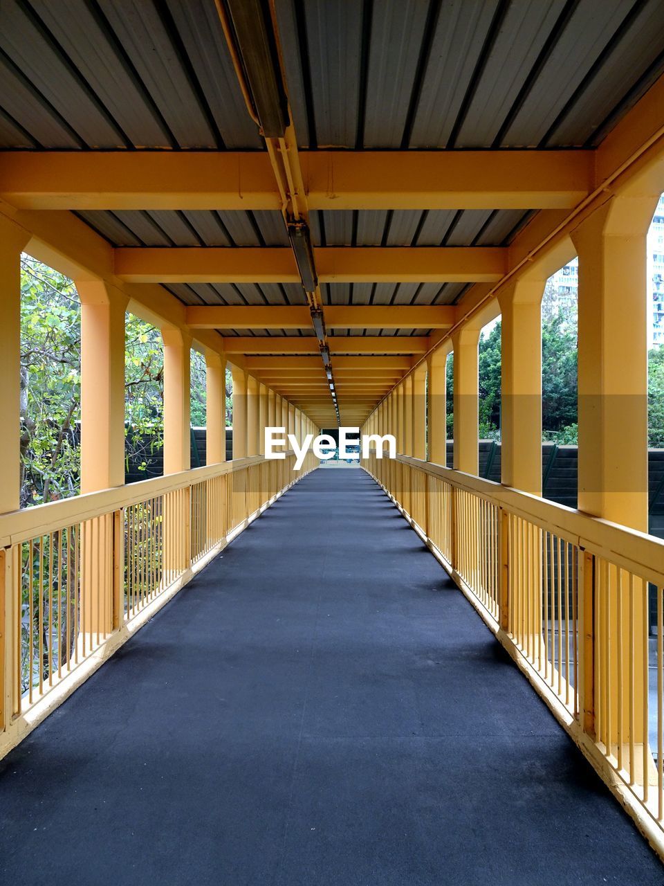 Elevated walkway in footbridge