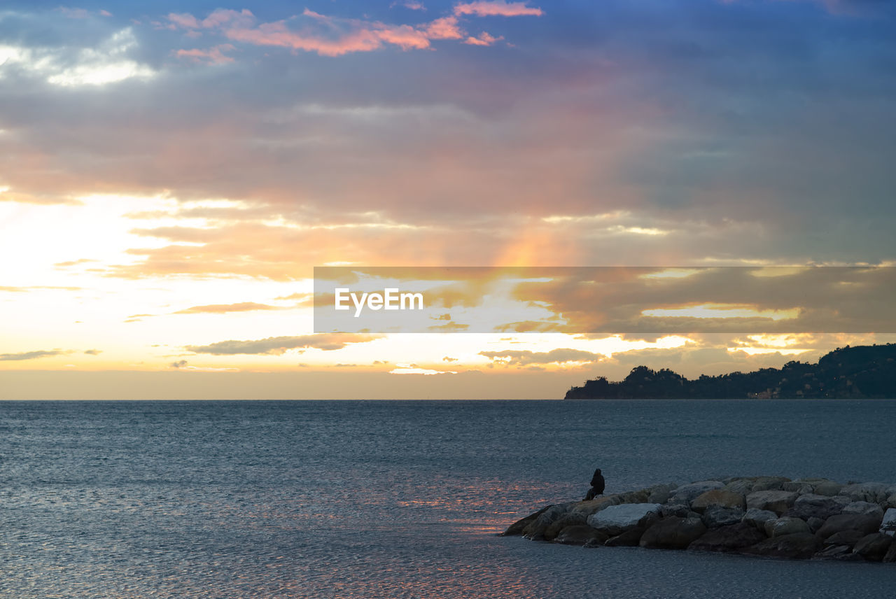 SCENIC VIEW OF SEA AGAINST SUNSET SKY