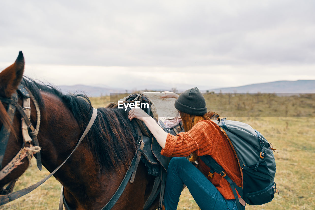 VIEW OF HORSES RIDING HORSE