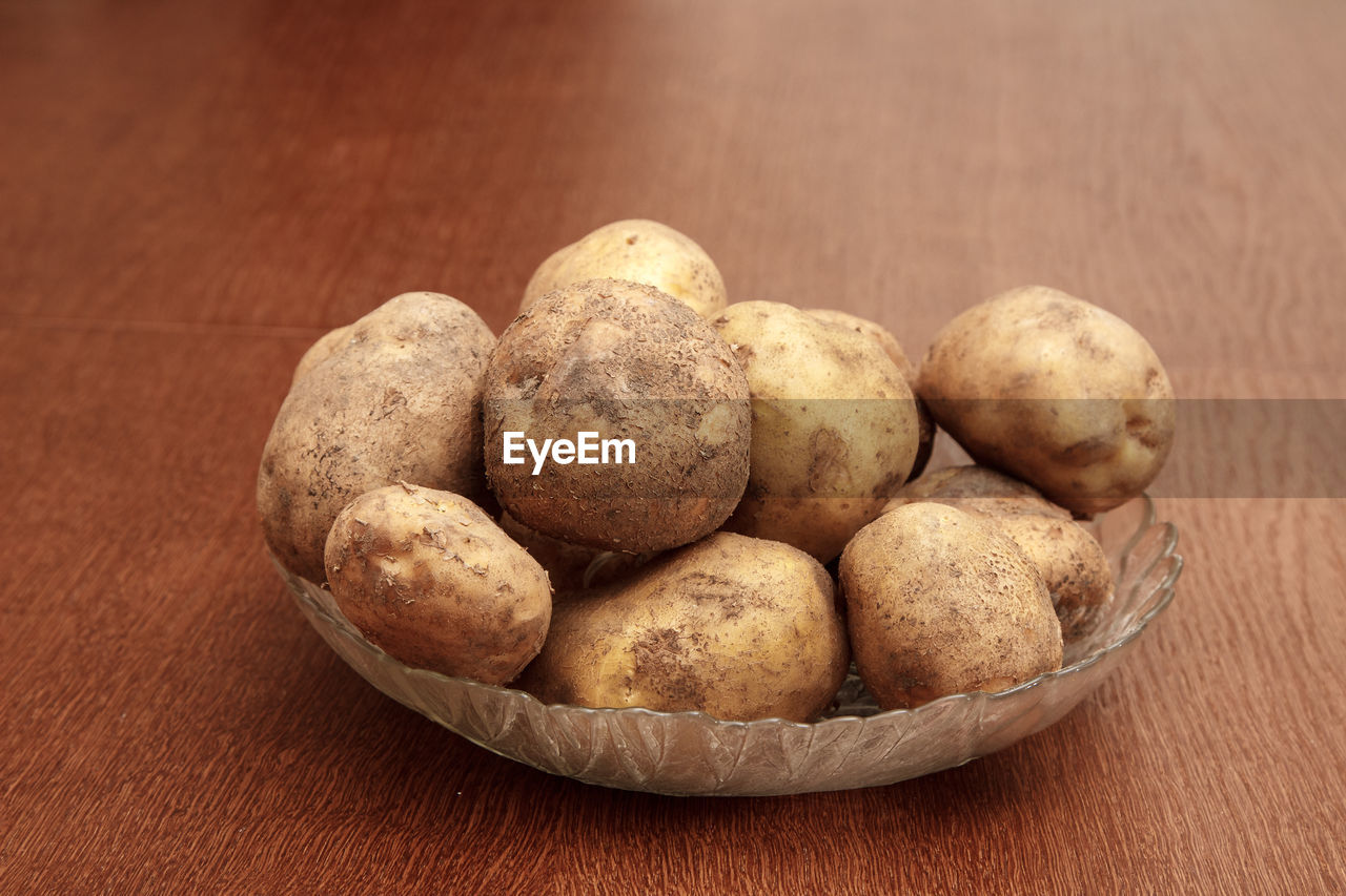 HIGH ANGLE VIEW OF BREAD IN BOWL ON TABLE