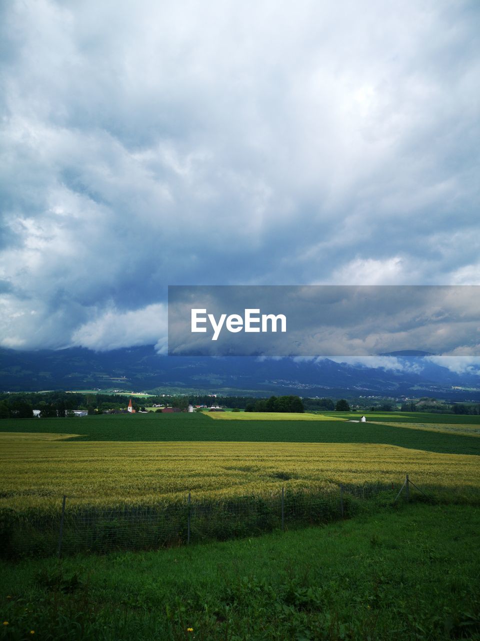 SCENIC VIEW OF AGRICULTURAL LANDSCAPE AGAINST SKY