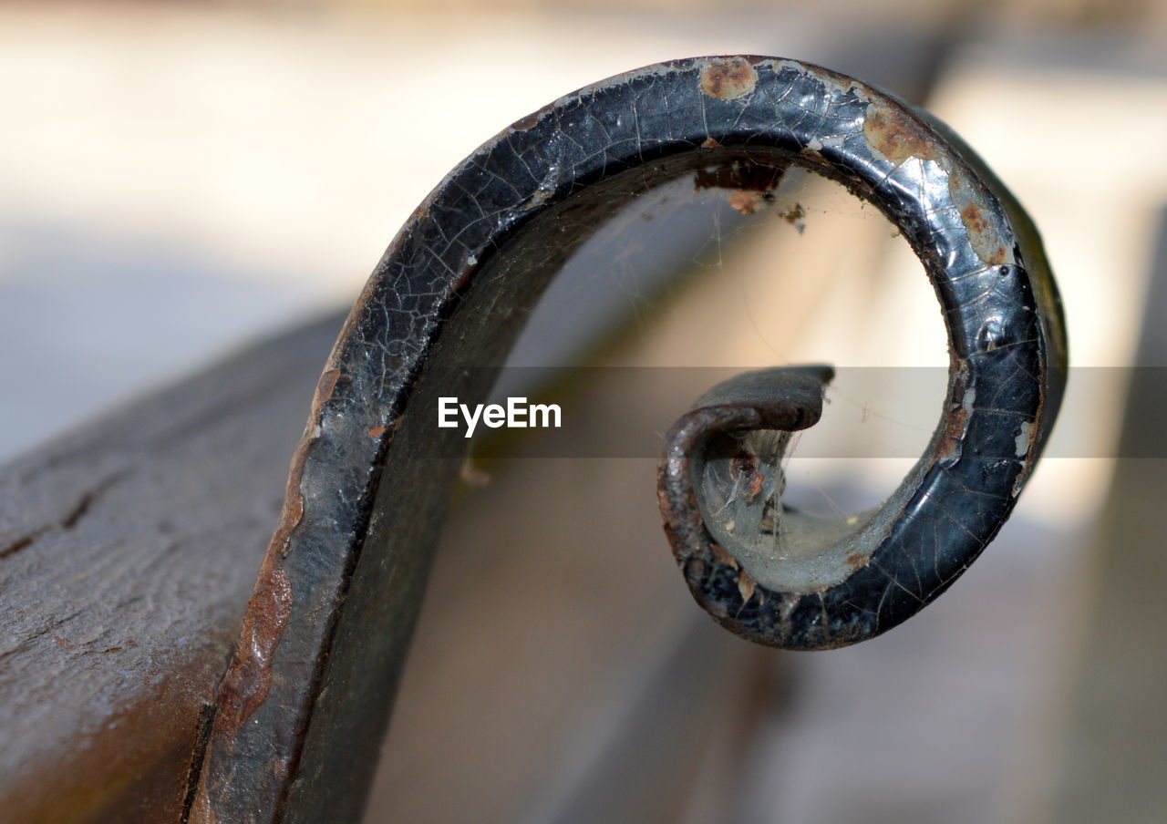 CLOSE-UP OF RUSTY METAL AGAINST WATER