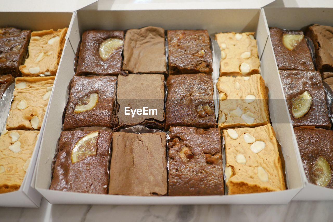 HIGH ANGLE VIEW OF DESSERT IN CONTAINER ON TRAY