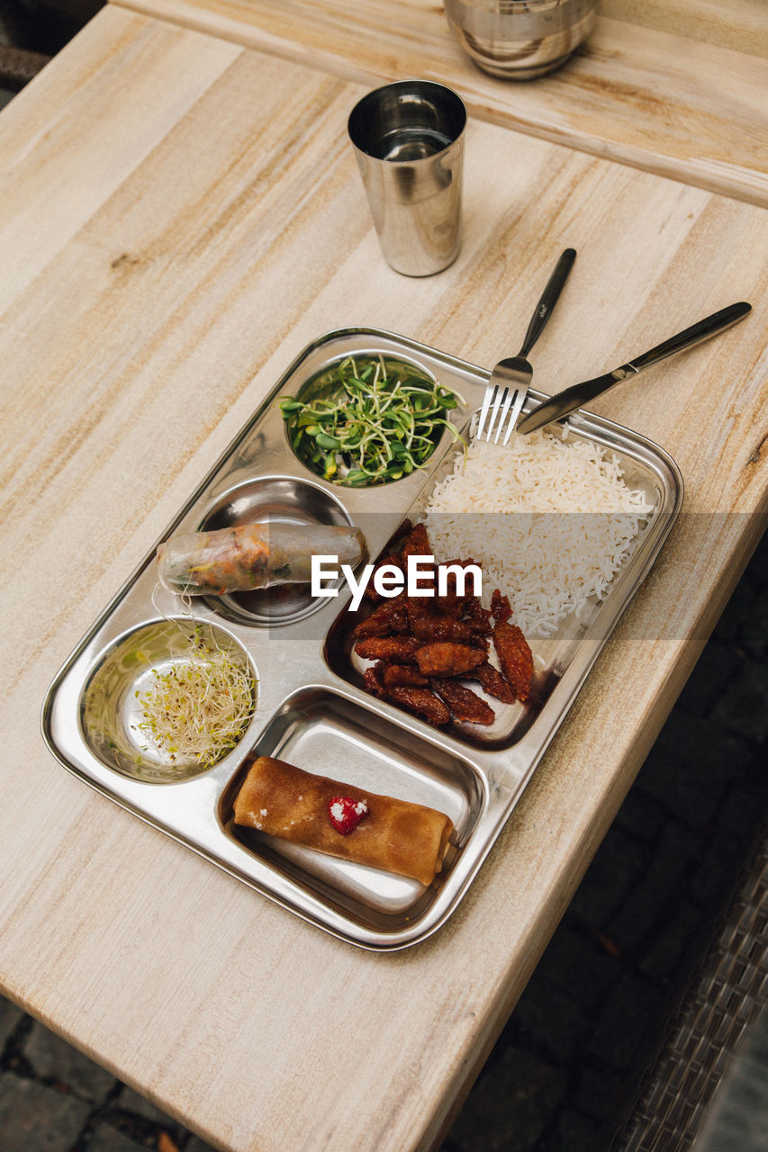 HIGH ANGLE VIEW OF FOOD SERVED IN PLATE