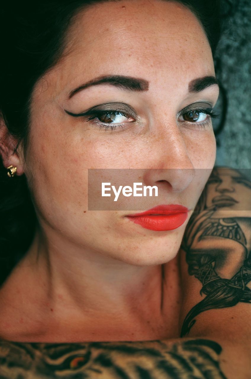 CLOSE-UP PORTRAIT OF YOUNG WOMAN WITH TATTOO