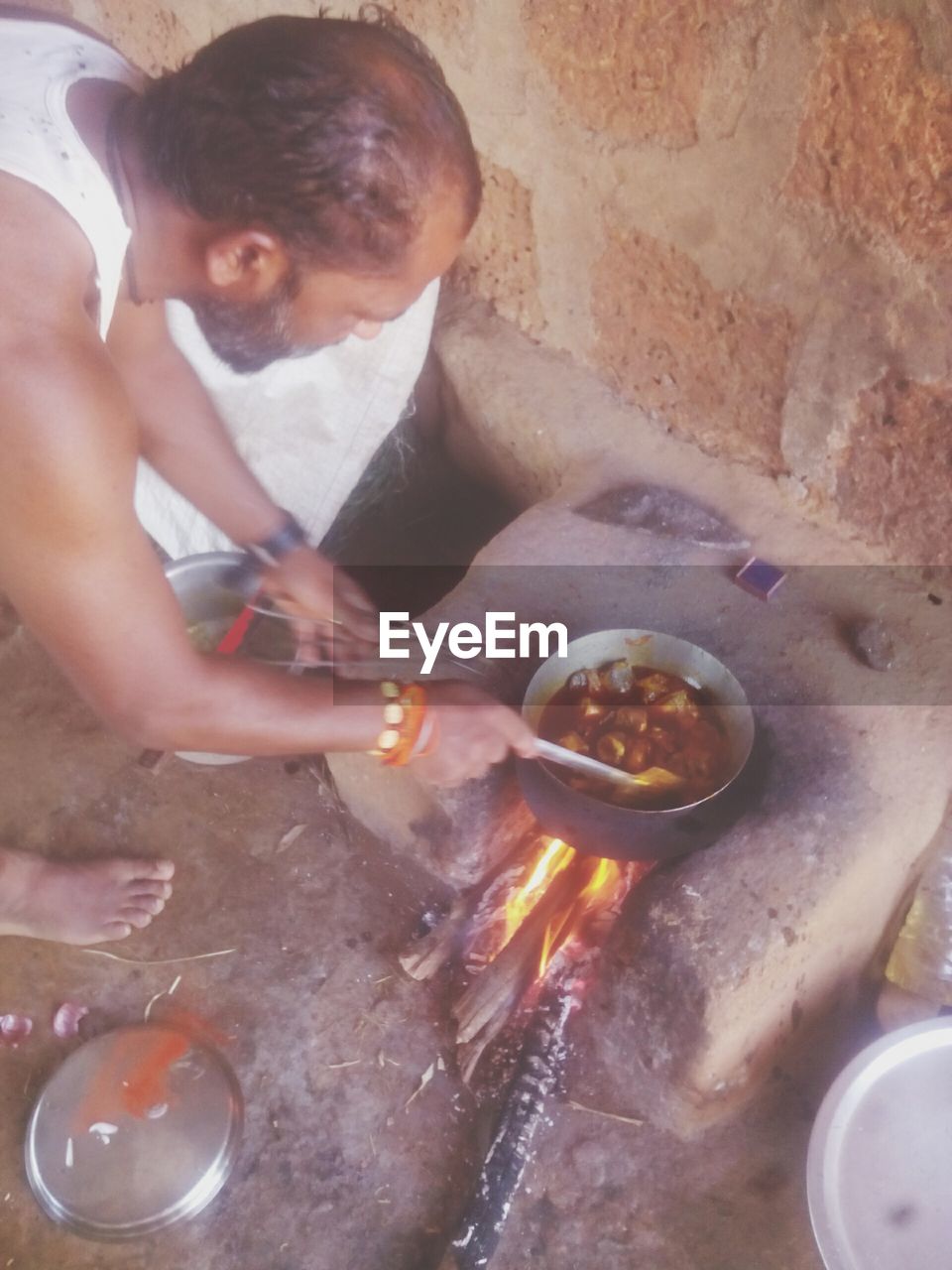 MIDSECTION OF MAN PREPARING FOOD