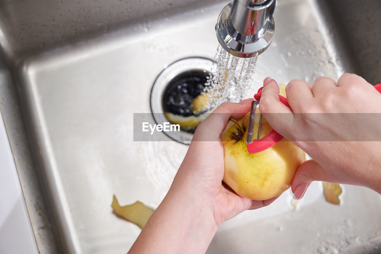 CROPPED IMAGE OF PERSON PREPARING FOOD