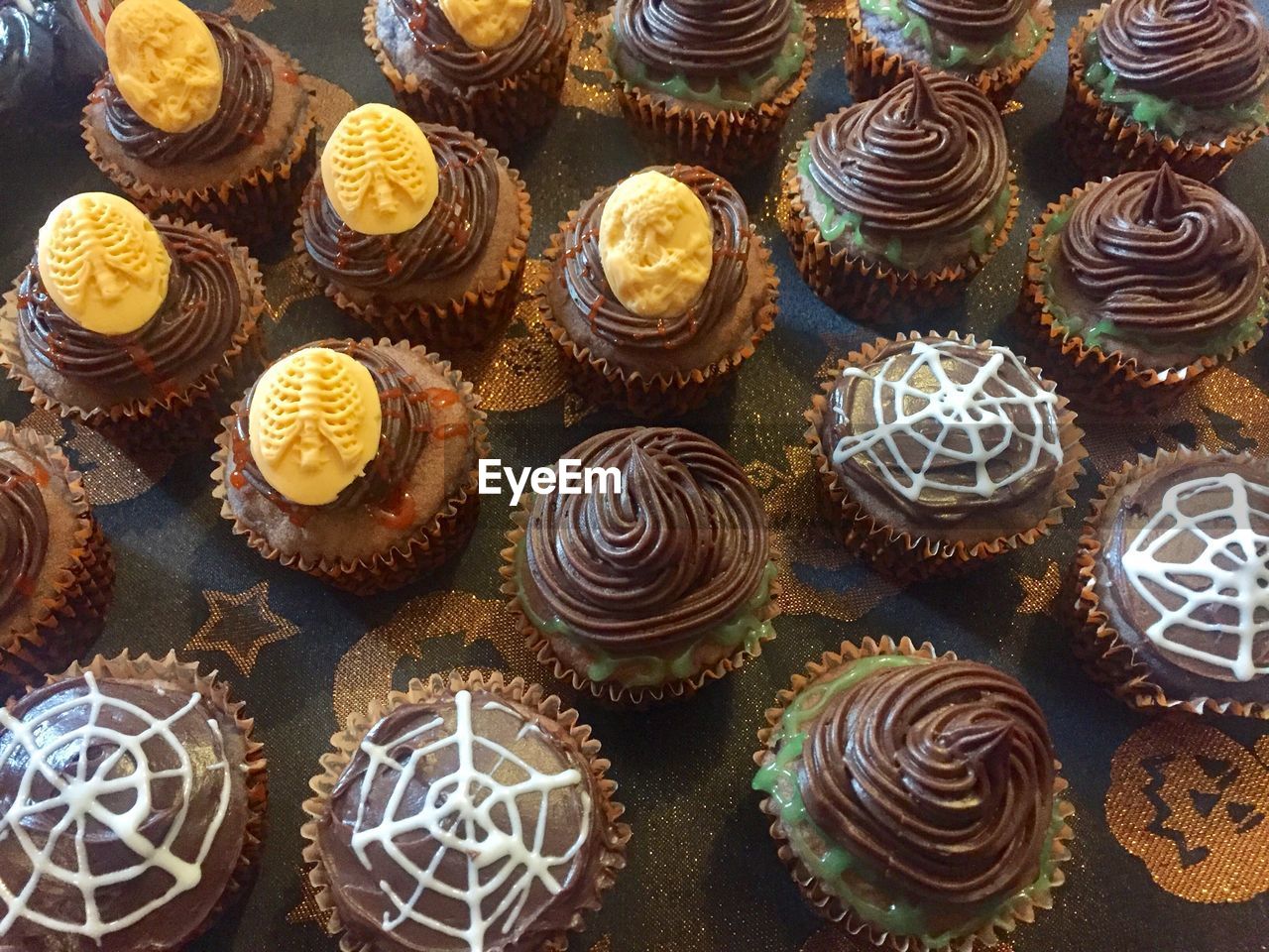 food, sweet food, cake, dessert, sweet, food and drink, icing, no people, cupcake, high angle view, baked, large group of objects, arrangement, full frame, still life, indoors, backgrounds, chocolate, muffin, in a row, temptation, pattern, variation, freshness