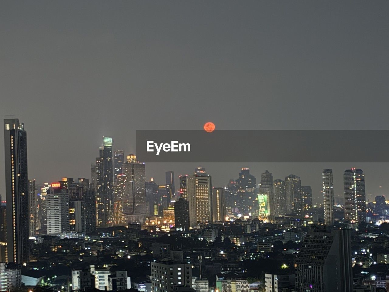city, building exterior, architecture, office building exterior, skyscraper, built structure, skyline, building, cityscape, landscape, sky, urban skyline, metropolitan area, night, illuminated, horizon, residential district, metropolis, city life, nature, dusk, downtown, moon, travel destinations, no people, downtown district, evening, office, outdoors, tower, urban area, copy space, development, financial district