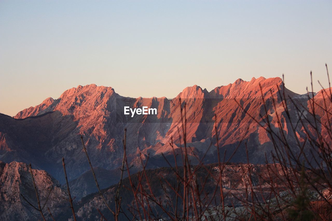 SCENIC VIEW OF MOUNTAIN RANGE AGAINST SKY