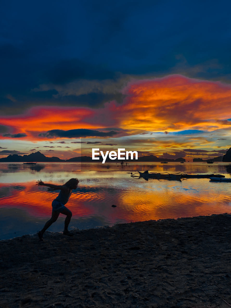 SILHOUETTE MAN ON BEACH DURING SUNSET