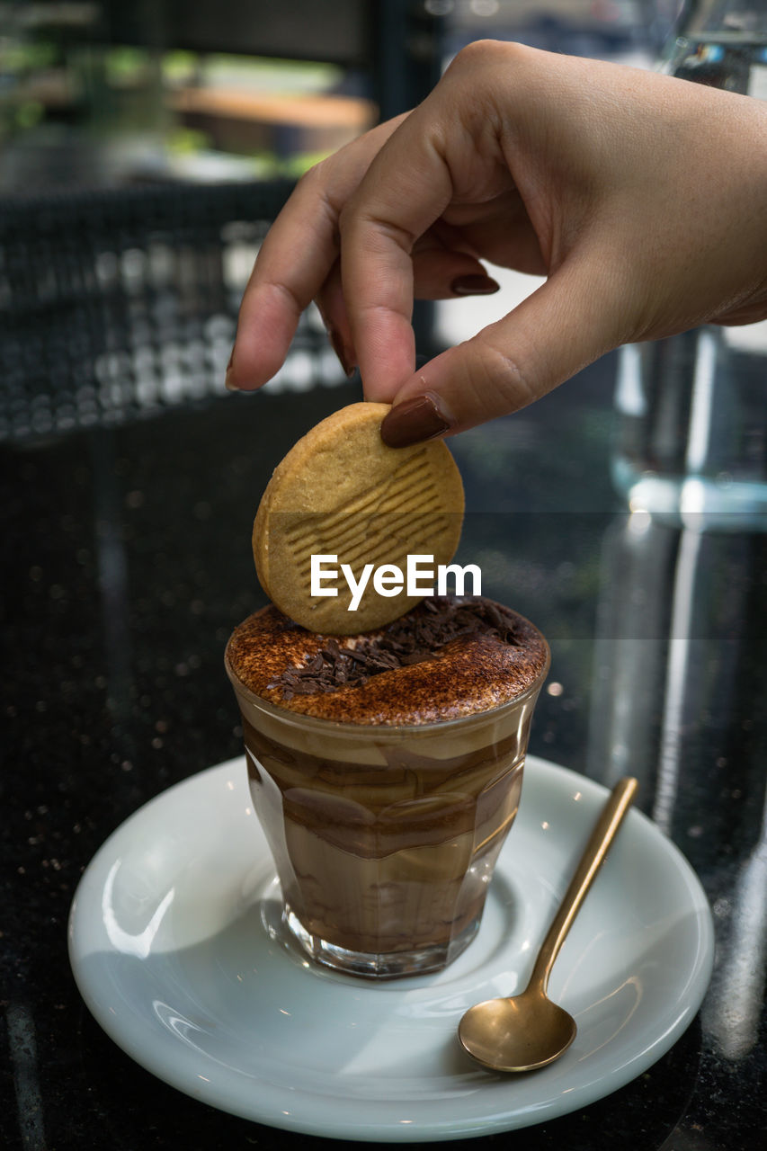 CLOSE-UP OF PERSON HOLDING ICE CREAM