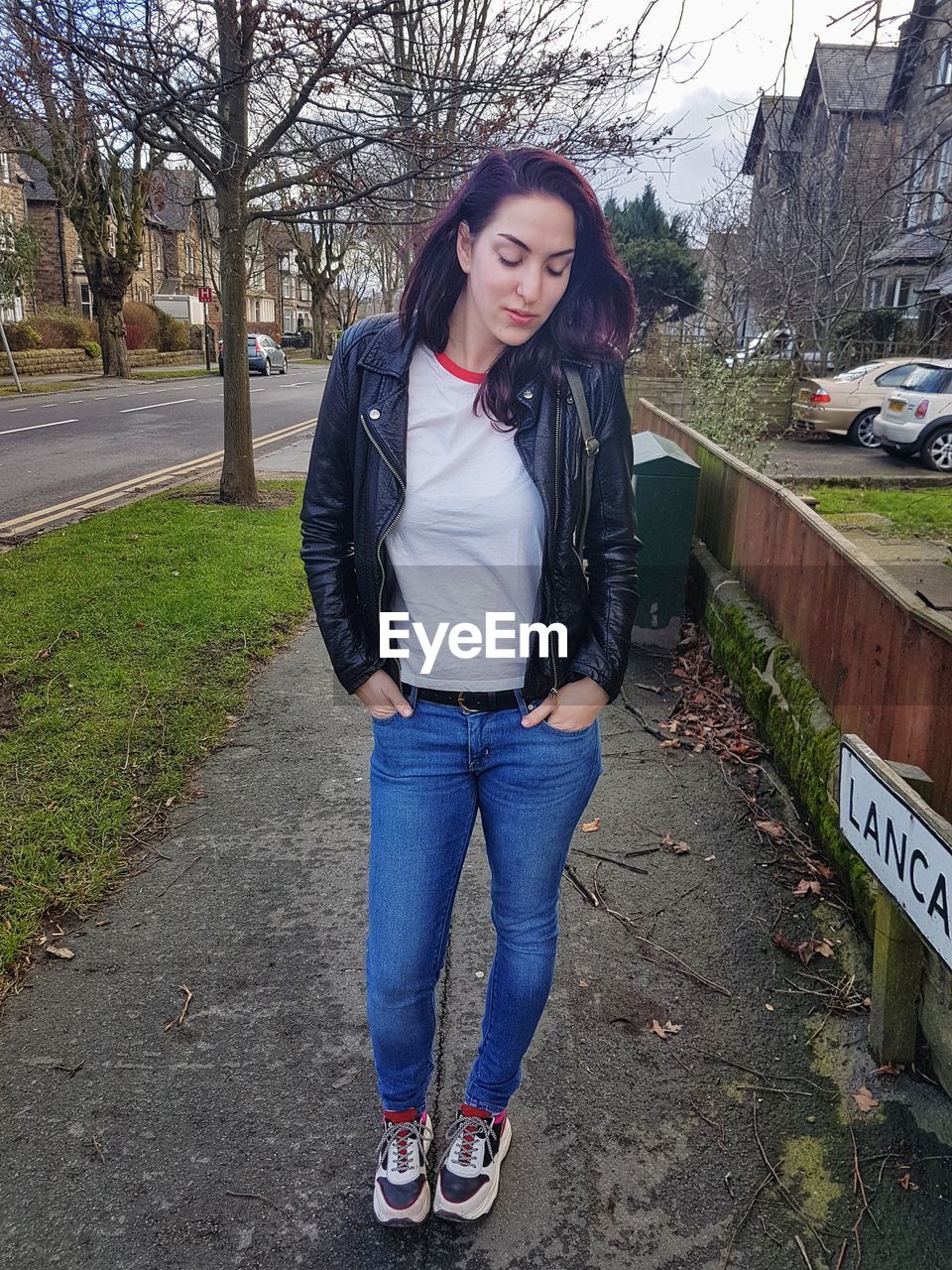 PORTRAIT OF BEAUTIFUL YOUNG WOMAN STANDING AGAINST TREE
