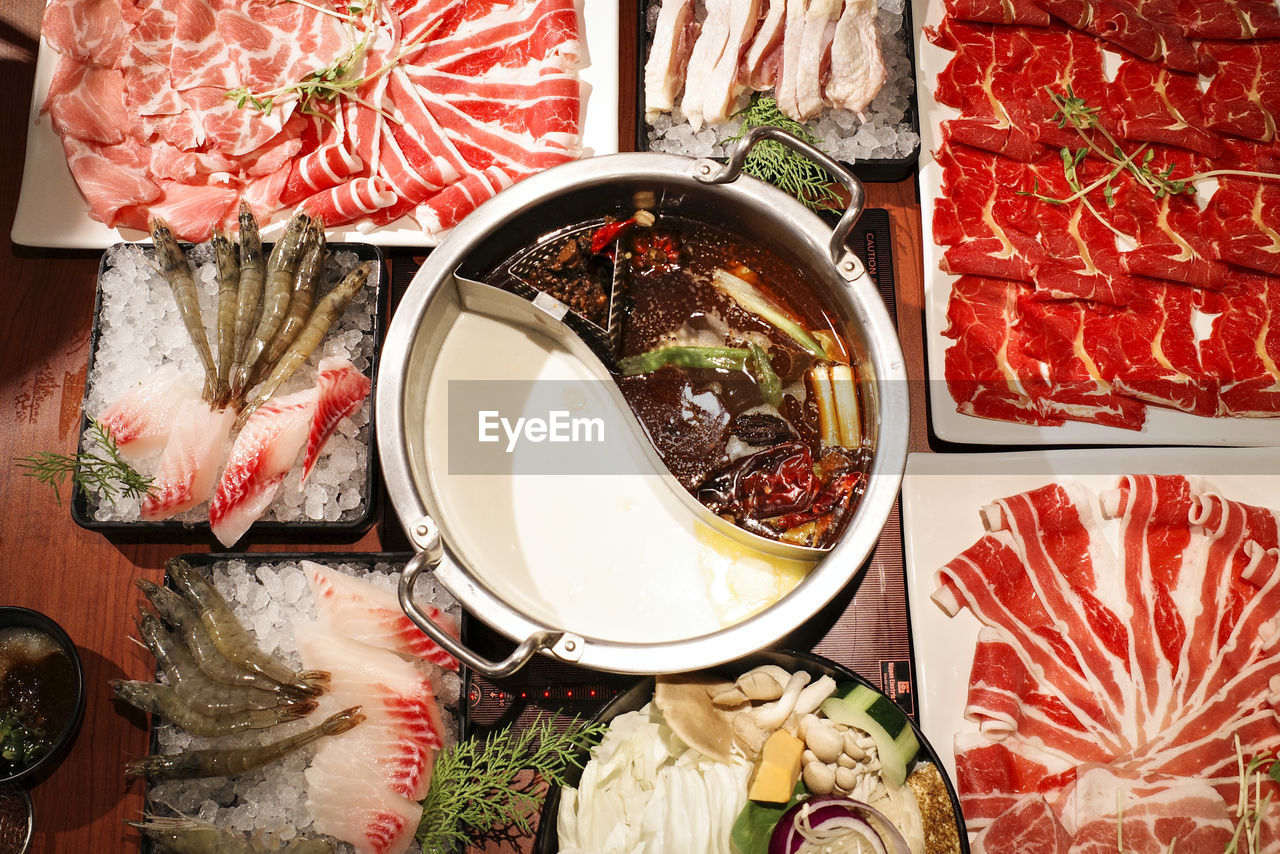 HIGH ANGLE VIEW OF FOOD IN BOWL