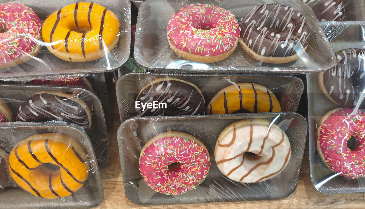 HIGH ANGLE VIEW OF COOKIES IN PLATE