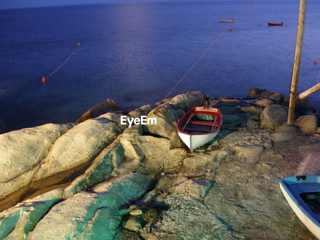 HIGH ANGLE VIEW OF FISHING BOAT MOORED ON SEA