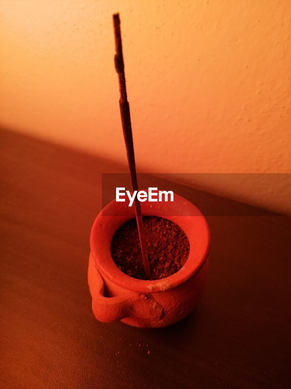 HIGH ANGLE VIEW OF STRAWBERRY ON TABLE AGAINST WALL