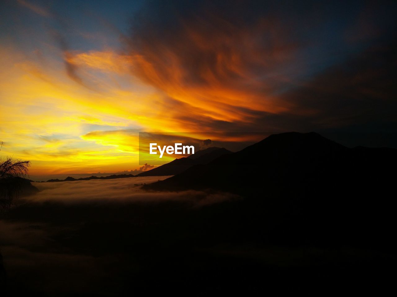 SCENIC VIEW OF SILHOUETTE MOUNTAIN AGAINST SKY DURING SUNSET