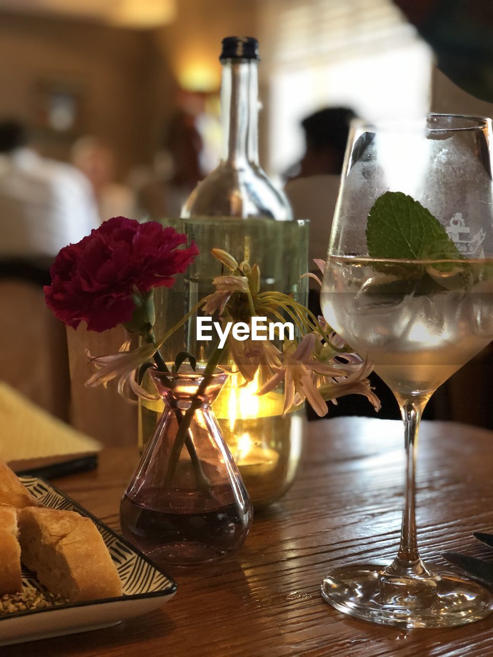 CLOSE-UP OF WINE GLASS ON TABLE AT HOME