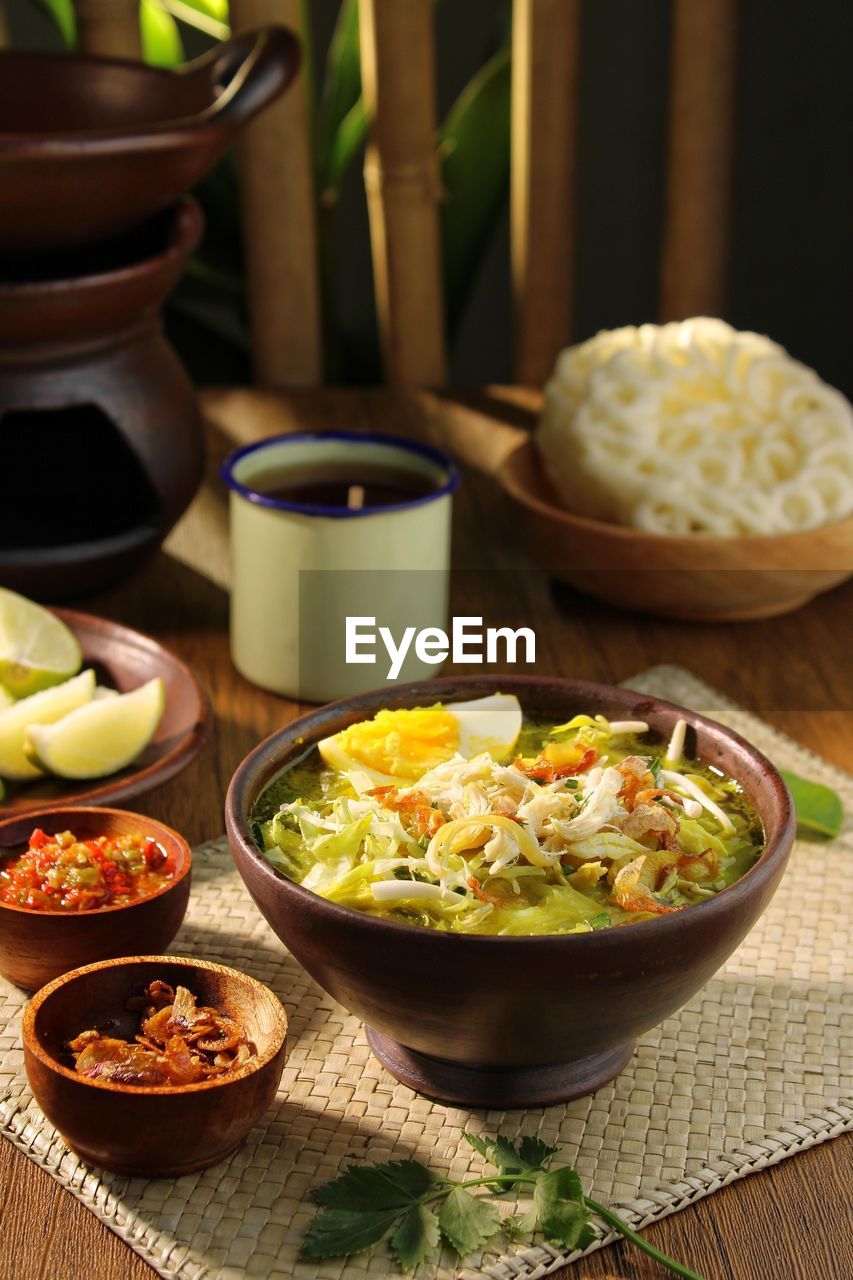 HIGH ANGLE VIEW OF FOOD SERVED IN BOWL