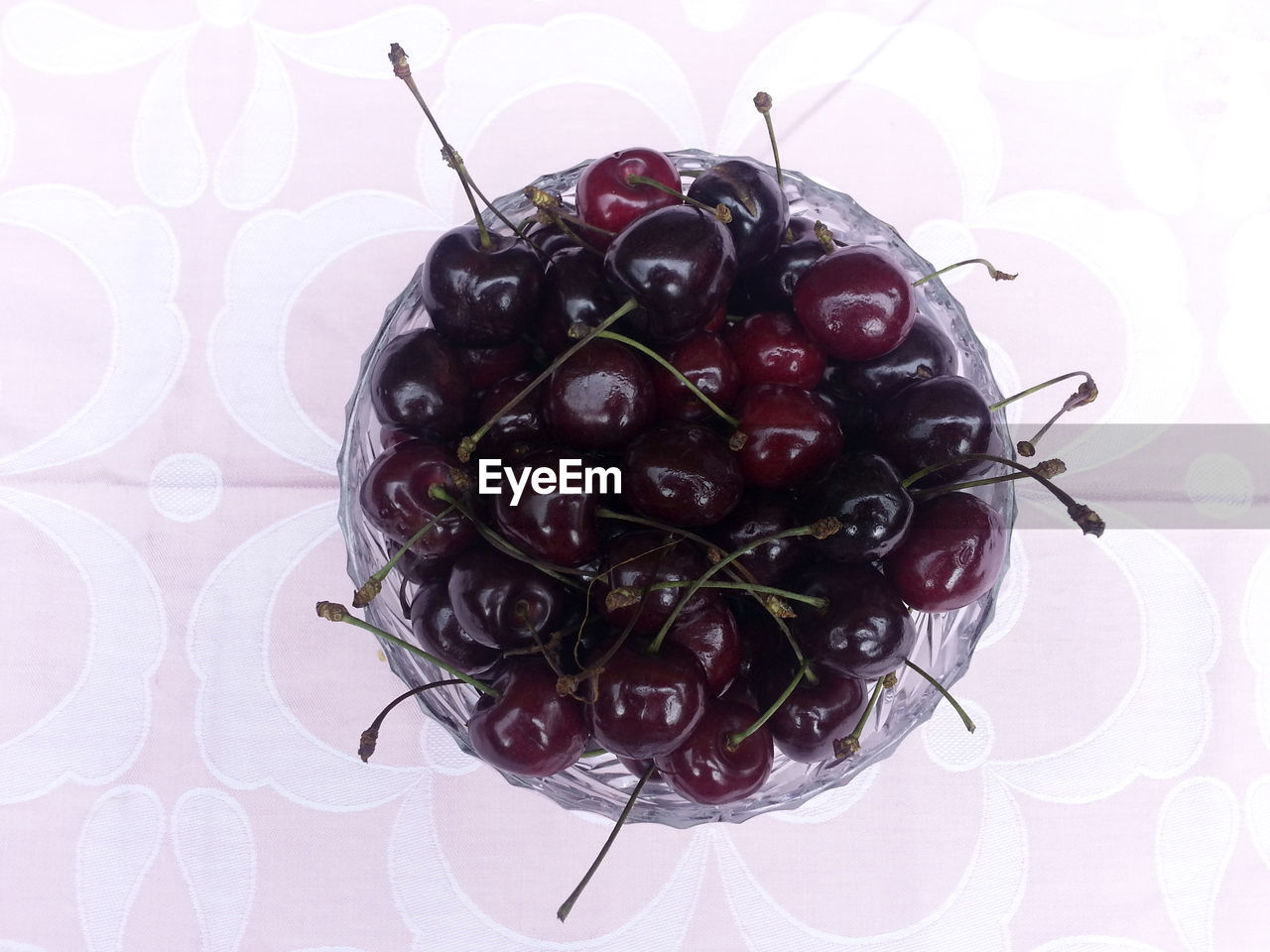 HIGH ANGLE VIEW OF CHERRIES IN GLASS ON TABLE