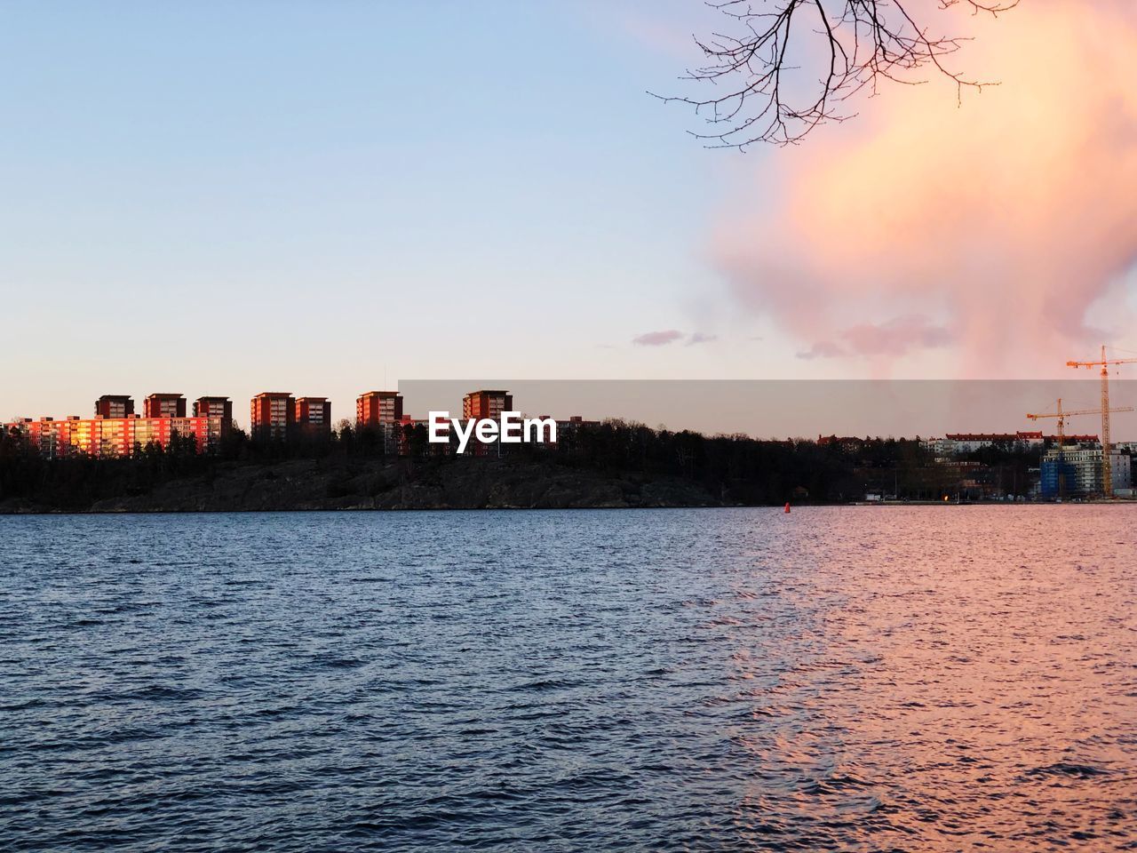 CITY BY SEA AGAINST SKY DURING SUNSET