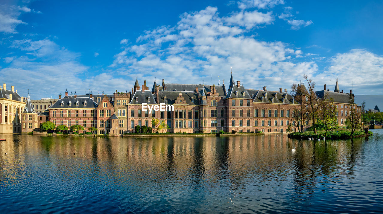 Hofvijver lake and binnenhof , the hague