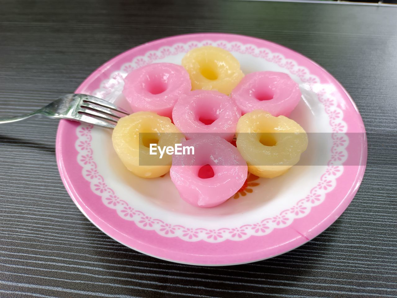 HIGH ANGLE VIEW OF ICE CREAM ON TABLE