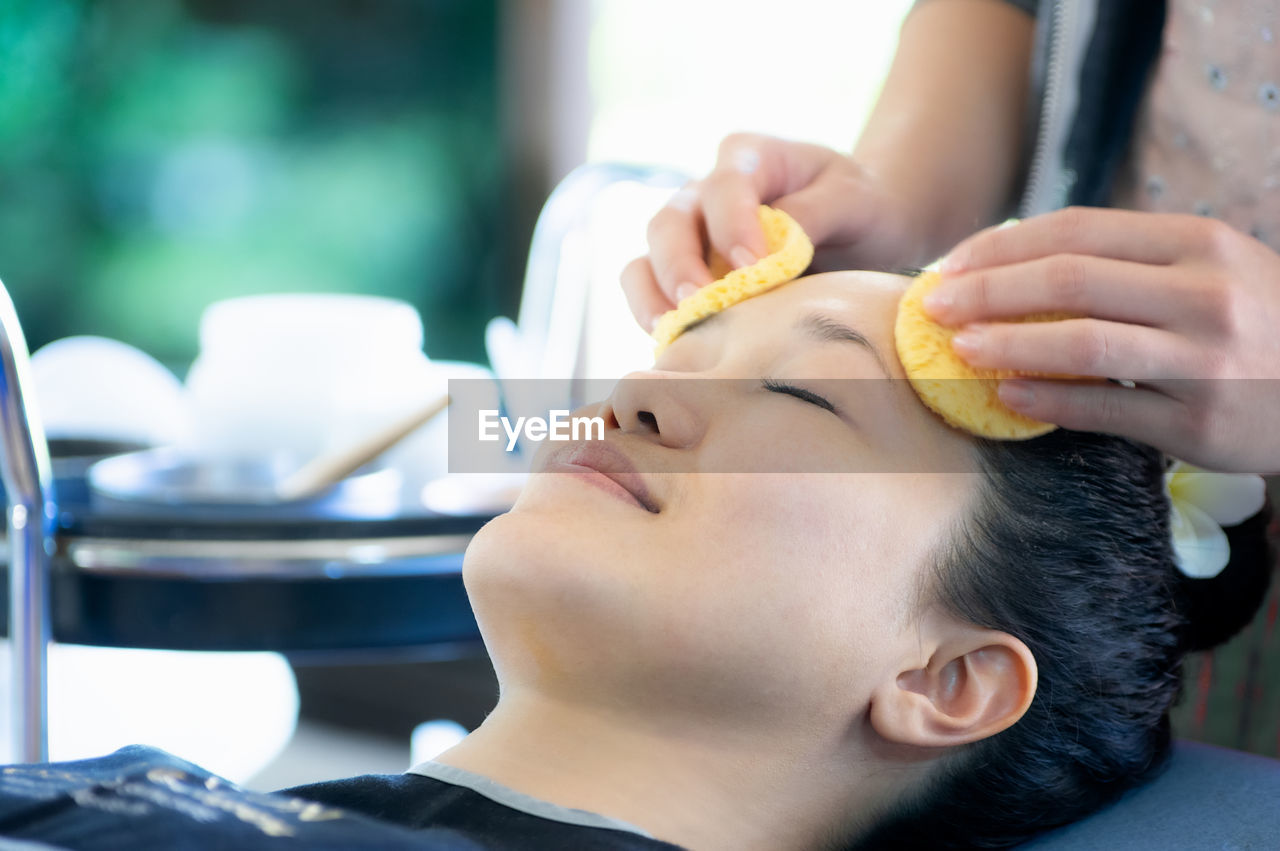 Asian girl beautiful skin is sleeping for the staff to use the puff to gently clean the face.