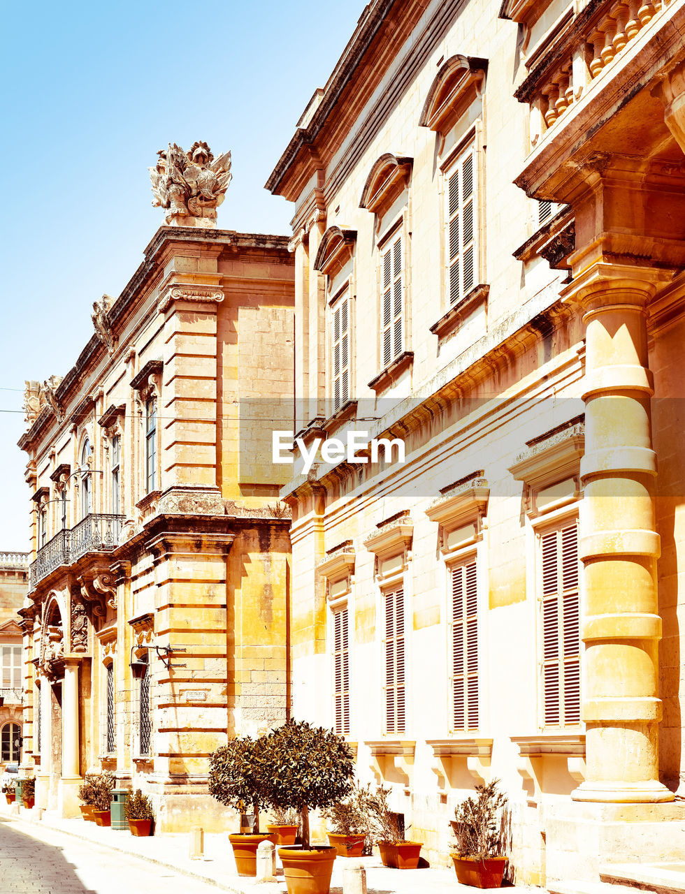 LOW ANGLE VIEW OF BUILDINGS AGAINST SKY