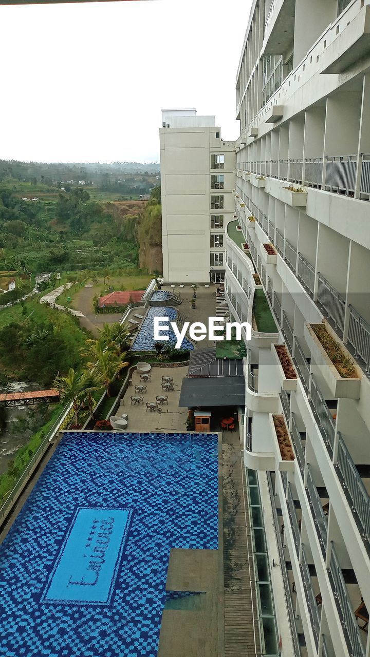 HIGH ANGLE VIEW OF BUILDING AGAINST SKY