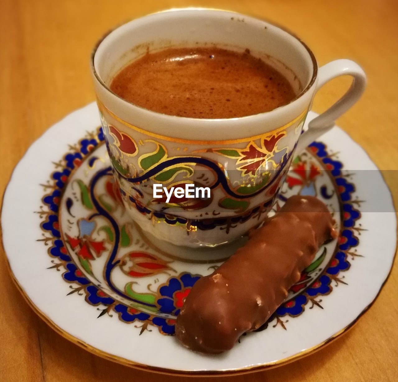 CLOSE-UP OF CUP OF COFFEE ON TABLE