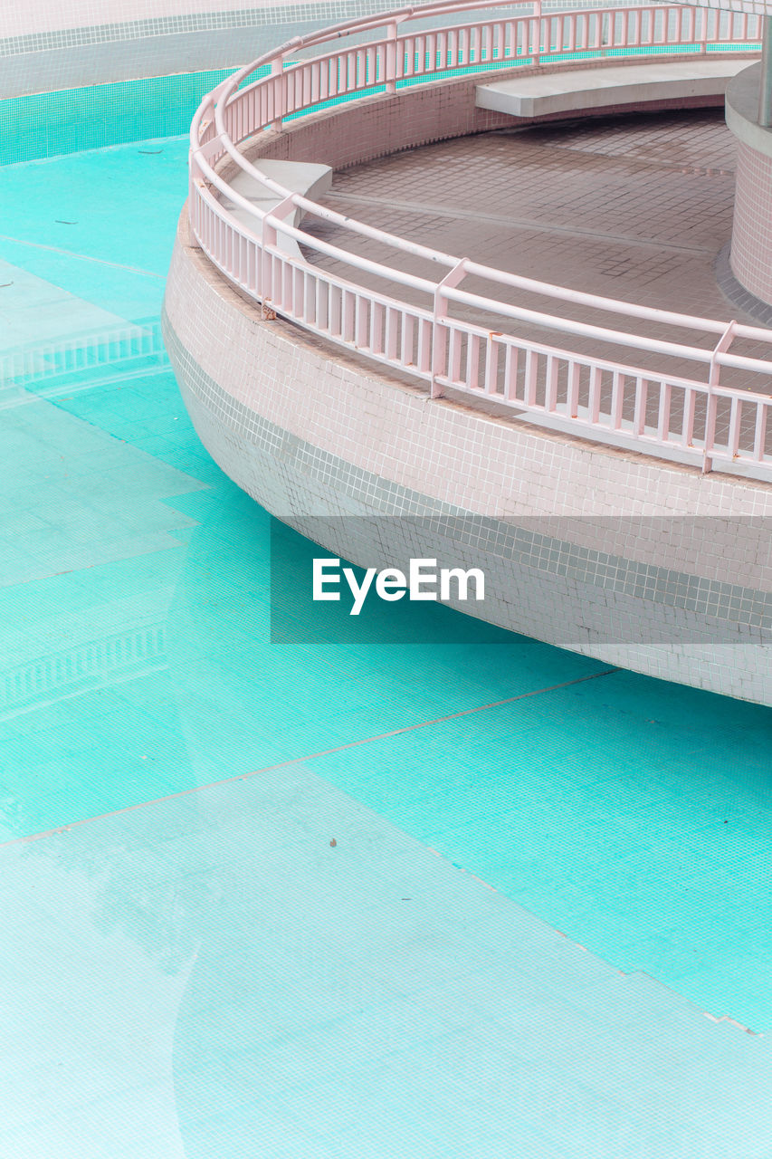 HIGH ANGLE VIEW OF AN EMPTY SWIMMING POOL ON TABLE