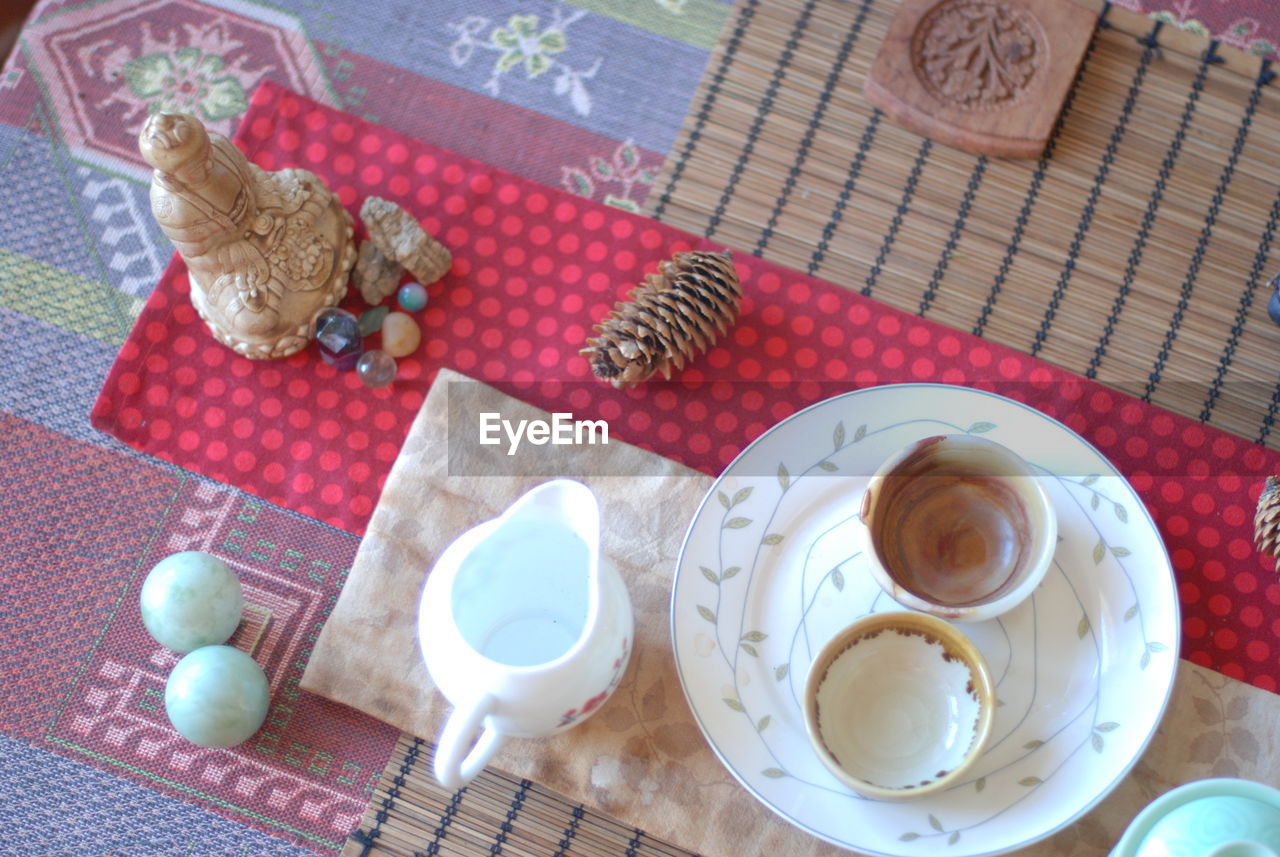 HIGH ANGLE VIEW OF COFFEE ON TABLE IN PLATE