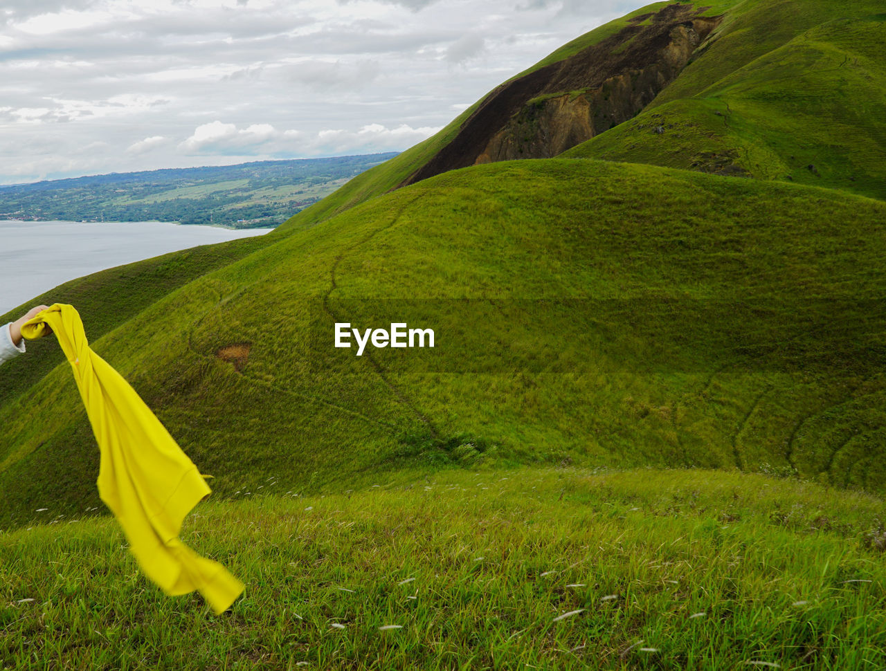 SCENIC VIEW OF SEA AND MOUNTAIN AGAINST SKY