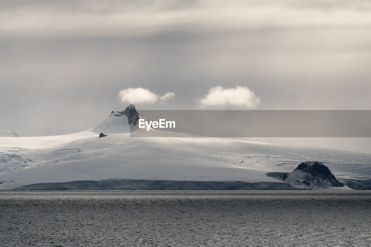 SCENIC VIEW OF SEA AND MOUNTAINS AGAINST SKY