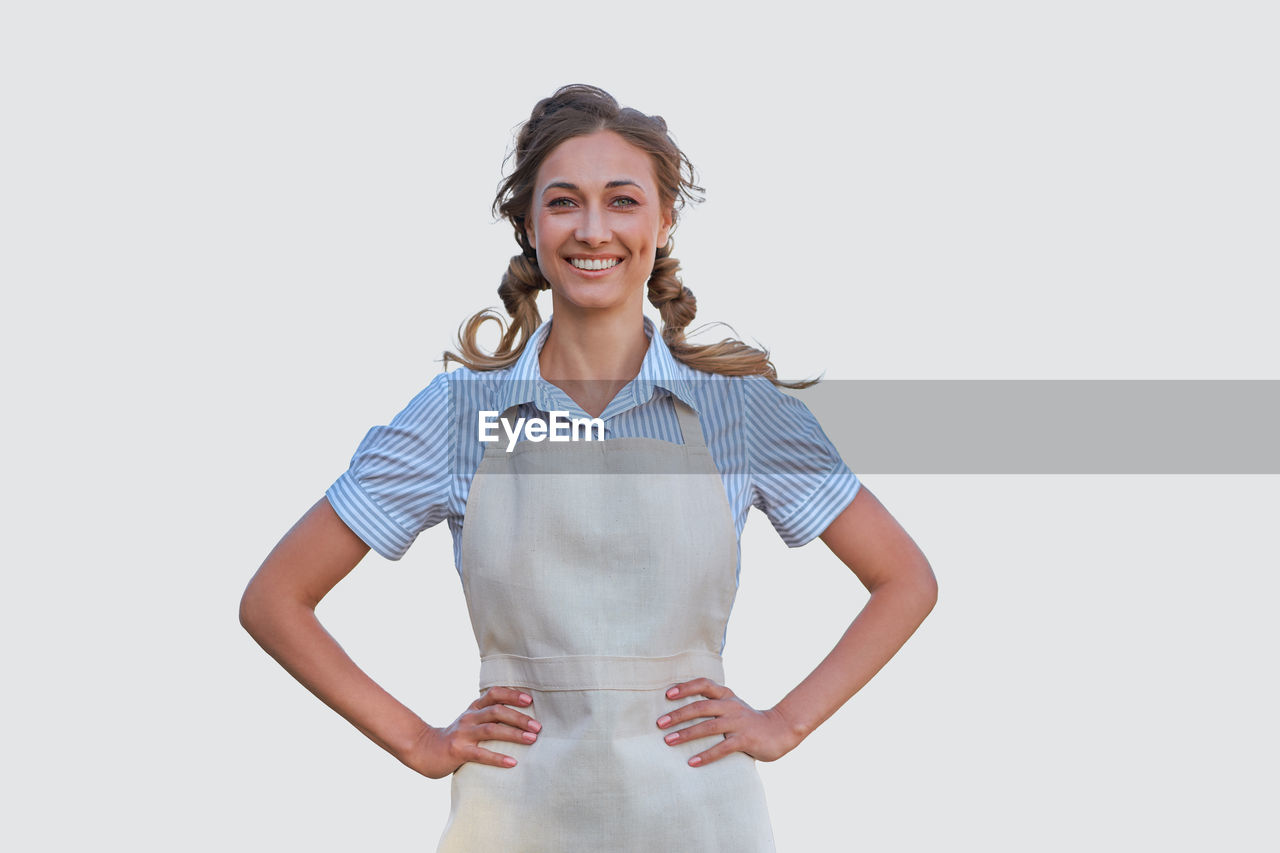 PORTRAIT OF A SMILING YOUNG WOMAN