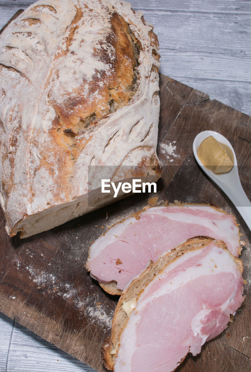 HIGH ANGLE VIEW OF BREAD ON PLATE